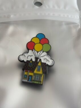 House w/Balloons Enamel Pin - new with out tags Disney Pixar from the up movie